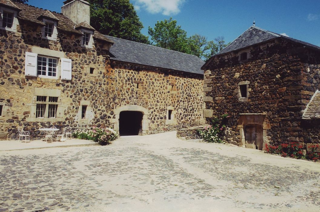 Ferme Torrette dite la Vieille Maison : Cour, bergerie et grande-étable, ensemble sud-ouest, vue partielle