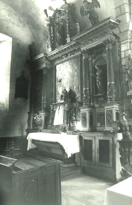 autel, retable, tabernacle, statues : Saint Jean-Baptiste, ange, saint Jean l'évangéliste, sainte Marguerite, sainte Marie-Madeleine, tableau : l'Institution du rosaire (autel secondaire du Rosaire)