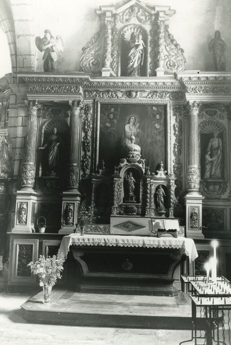 autel, retable, tabernacle, tableau : Vierge, statues, groupe sculpté : Vierge à l'Enfant, ange, sainte, l'éducation de la Vierge, sainte Marguerite, Vierge à l'Enfant habillée, sainte Agnès (autel secondaire de la Vierge)