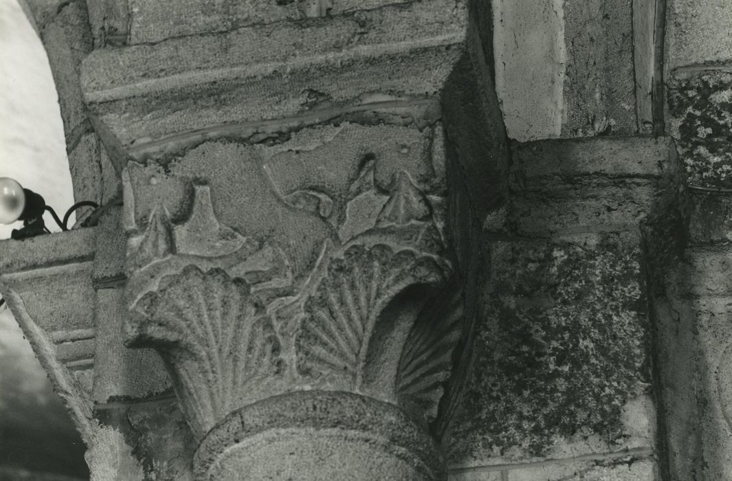 Eglise Saint-Blaise : Détail d’un des chapiteaux sculptés de la croisée du transept