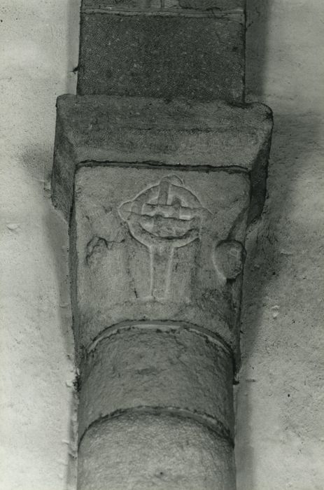 Eglise Saint-Blaise : Nef, détail d’un des chapiteaux sculptés