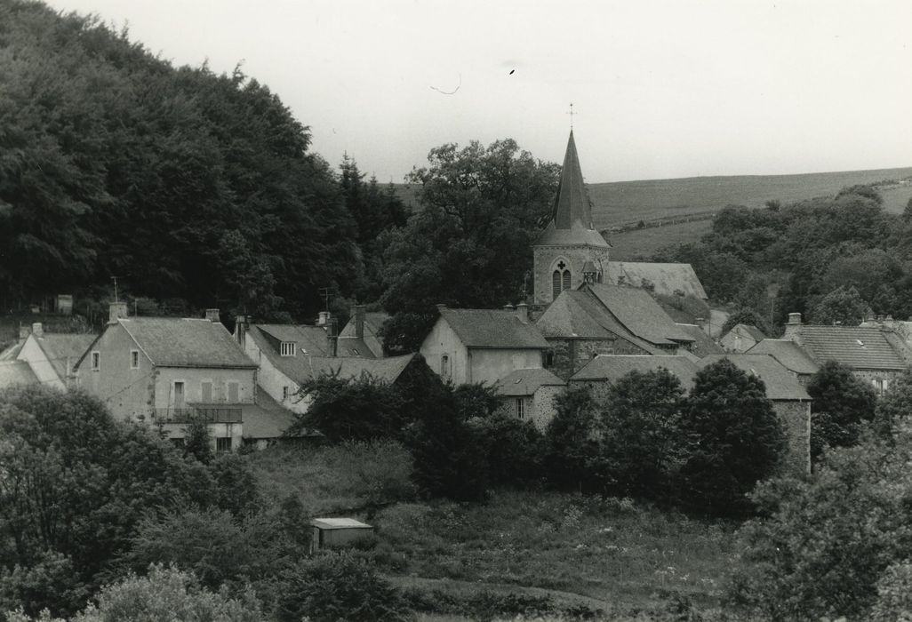 Eglise Sainte-Croix et Saint-Pierre : Vue générale de l’église dans son environnement depuis le Nord-Est