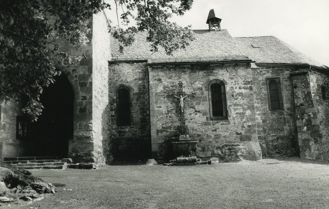 Eglise Sainte-Croix et Saint-Pierre : Façade latérale sud, vue générale