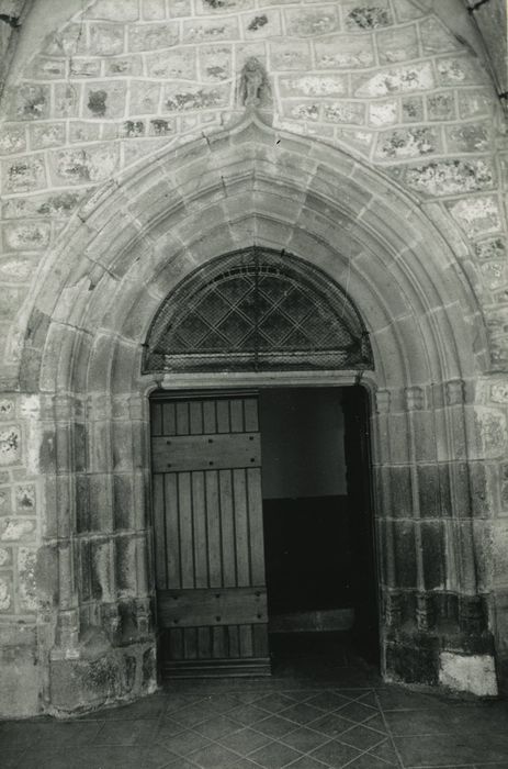 Eglise Sainte-Croix et Saint-Pierre : Porche d’accès sud, vue générale