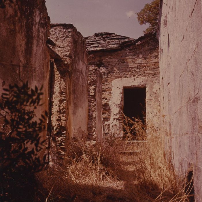 Ancien couvent Saint-Joseph : Anciennes cellules des moines, vue partielle des ruines