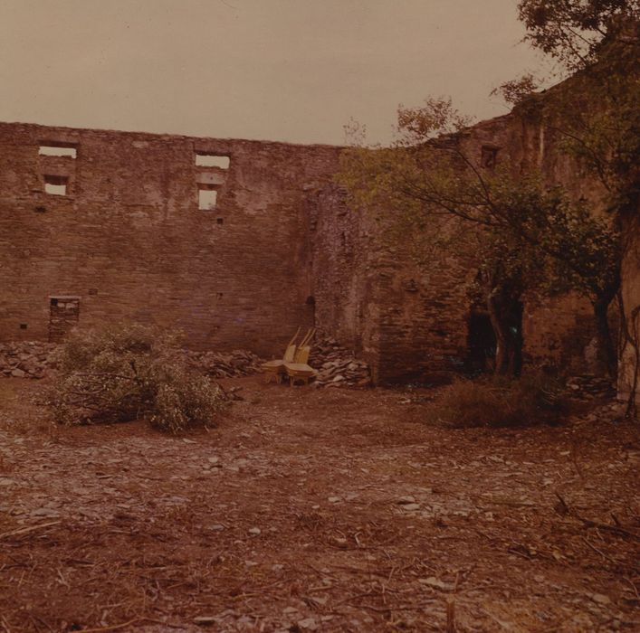 Ancien couvent Saint-Joseph : Façade nord, vue partielle des ruines