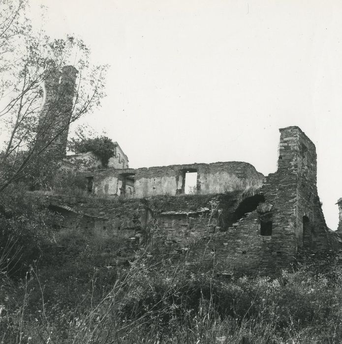 Ancien couvent Saint-Joseph : Façade sud, vue partielle des ruines