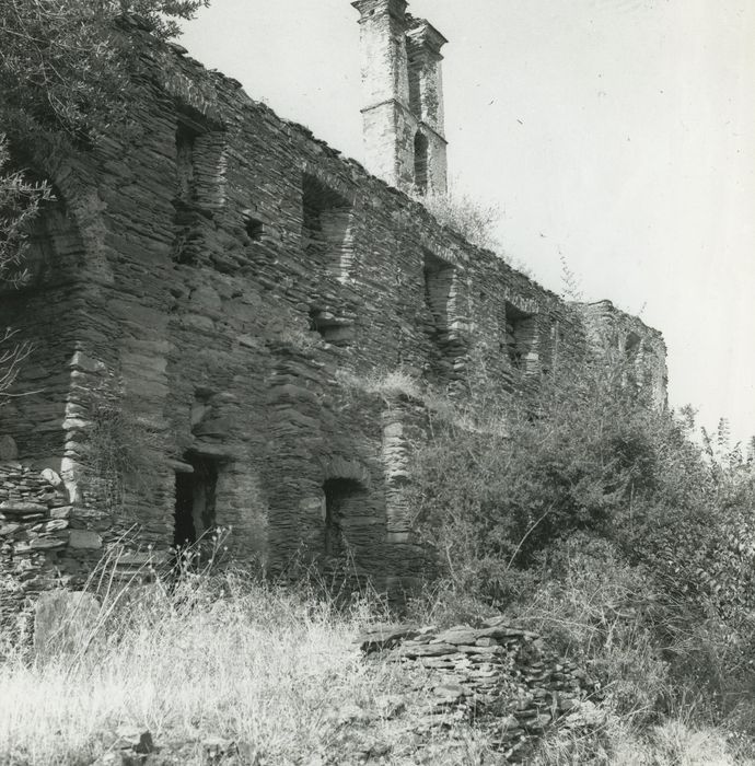 Ancien couvent Saint-Joseph : Façade sud, vue partielle des ruines