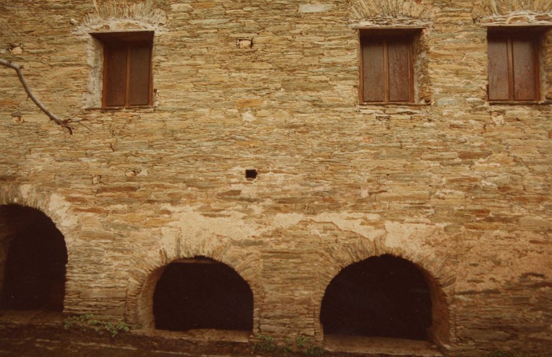 Ancien couvent Saint-Joseph : Façade antérieure, anciennes bergeries, vue partielle