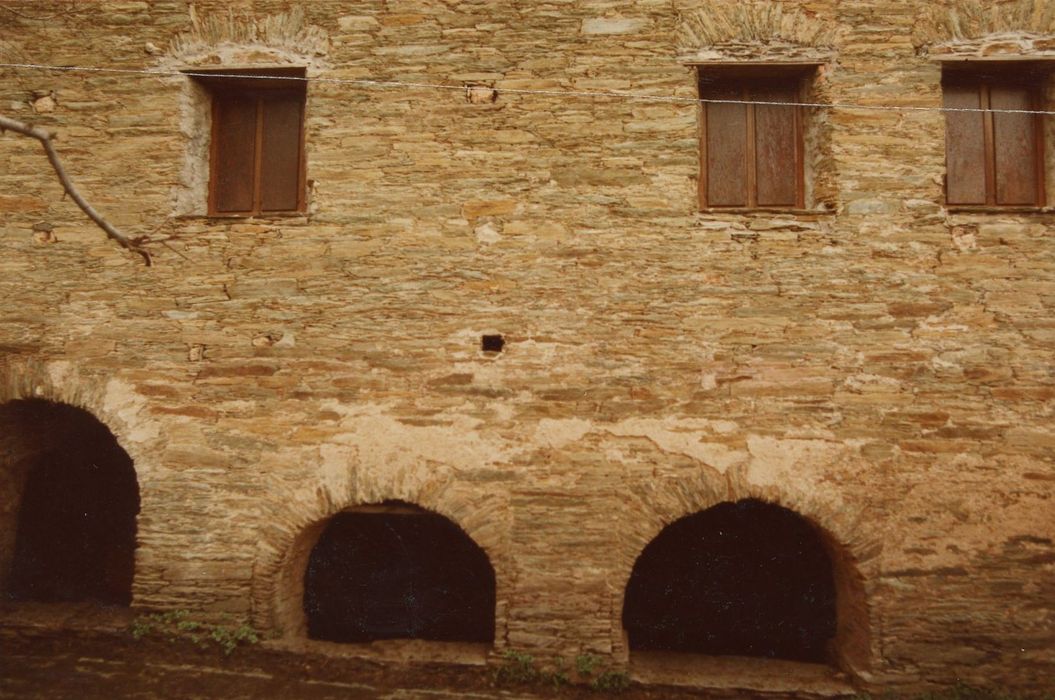 Ancien couvent Saint-Joseph : Façade antérieure, anciennes bergeries, vue partielle