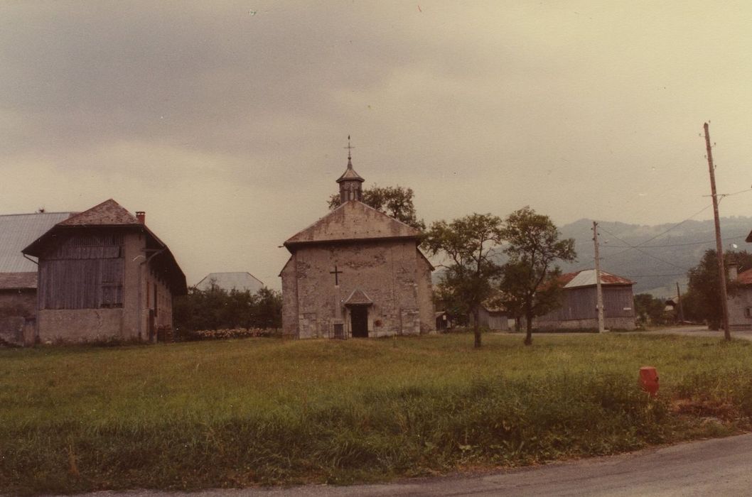 Chapelle de Flérier : Vue générale de la chapelle dans son environnement depuis l’Ouest