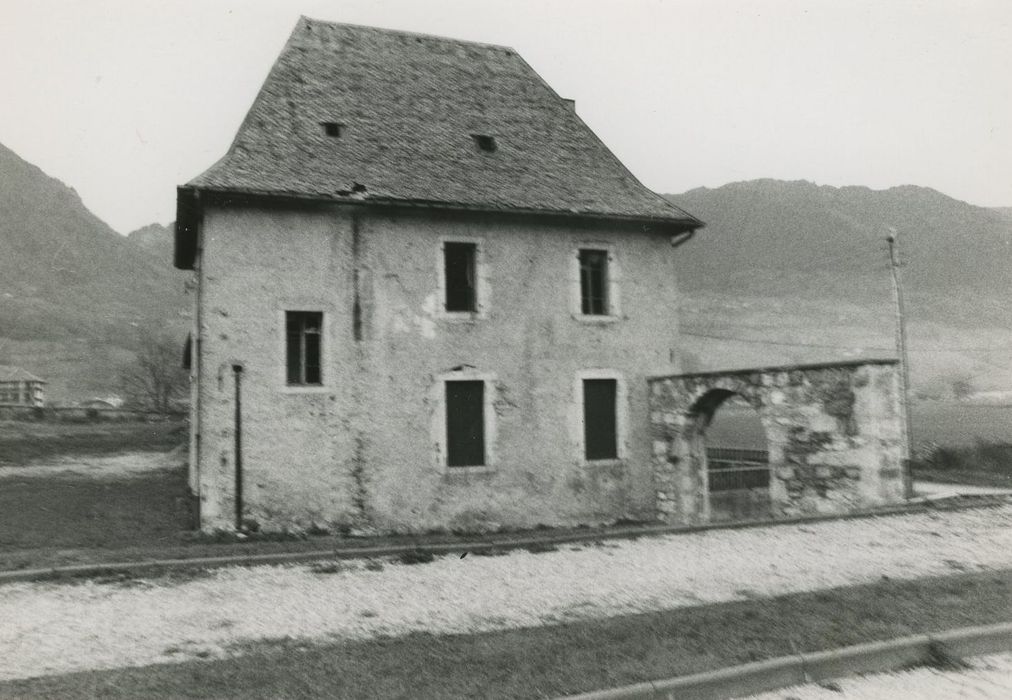 Abbaye de Mélan (ancienne) : erme, façade sud, vue générale