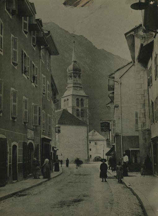 Eglise paroissiale : Vue partielle de l’église dans son environement depuis le Sud