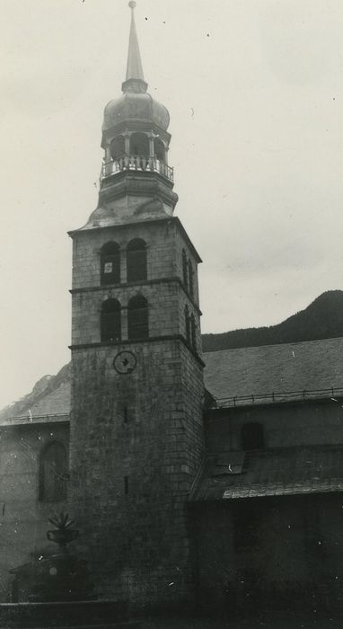 Eglise paroissiale : Clocher, élévation est, vue générale