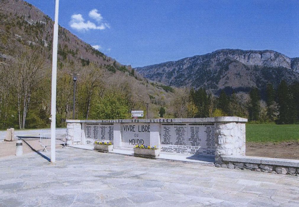 Nécropole de Morette : Monument aux morts, vue générale