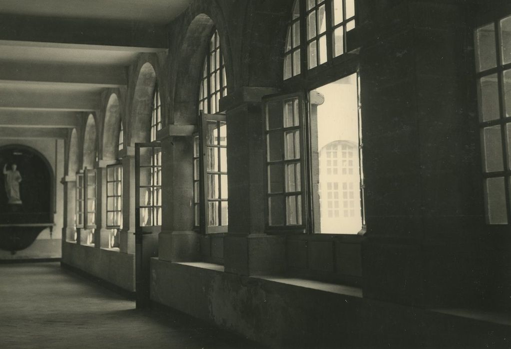 Couvent de la Visitation (ancien) : Cloître, vue partielle d’une des galeries