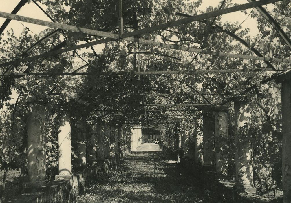 Couvent de la Visitation (ancien) : Jardin, pergola, vue générale