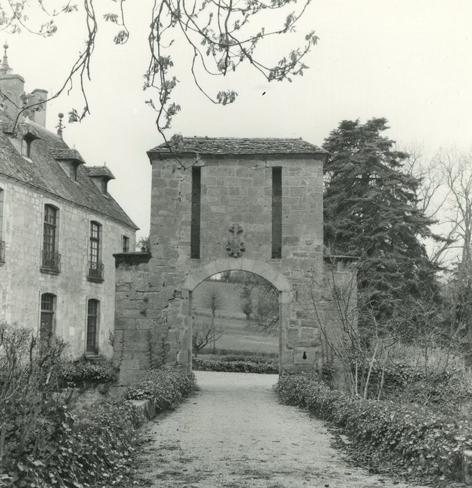 Domaine du château de Morlet : Ancien pont levis, élévation est, vue générale