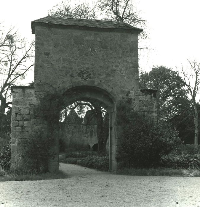 Domaine du château de Morlet : Ancien pont levis, élévation ouest, vue générale