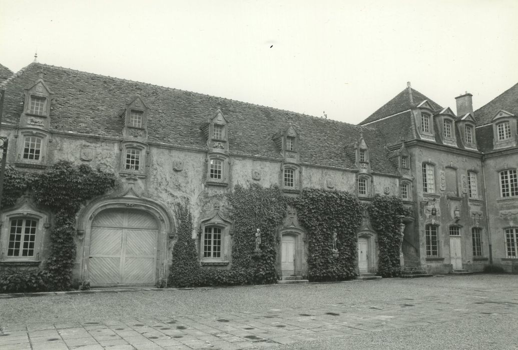Château de Chaumont : Cour d’honneur, aile est, façade ouest, vue générale