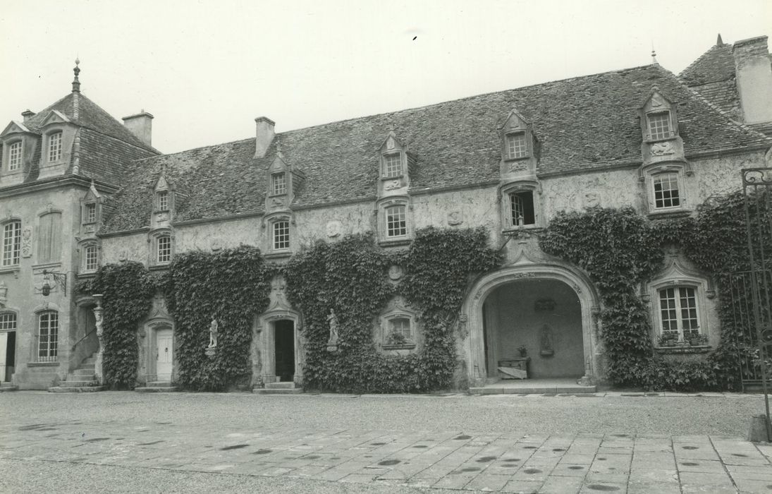 Château de Chaumont : Cour d’honneur, aile ouest, façade est, vue générale