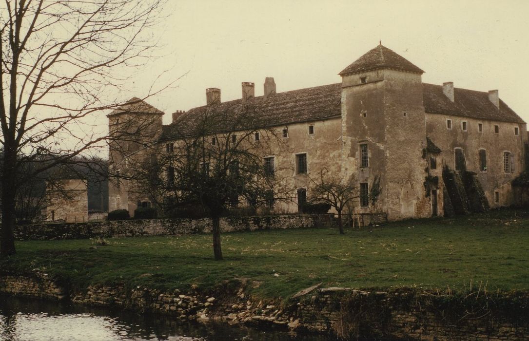 Château d'Ozenay : Ensemble sud-est, vue générale