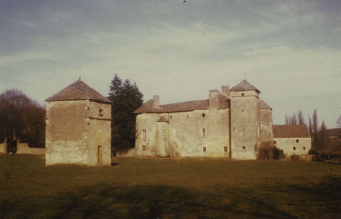 Château d'Ozenay : Ensemble ouest, vue générale