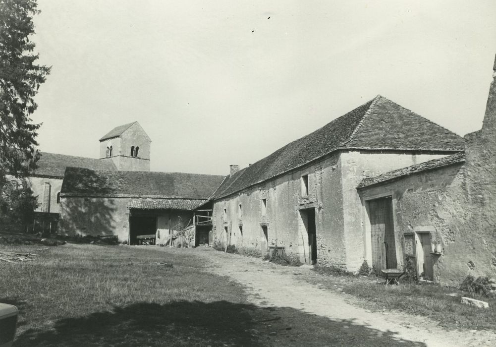 Château d'Ozenay : Bâtiments de ferme, ensemble sud-ouest, vue générale