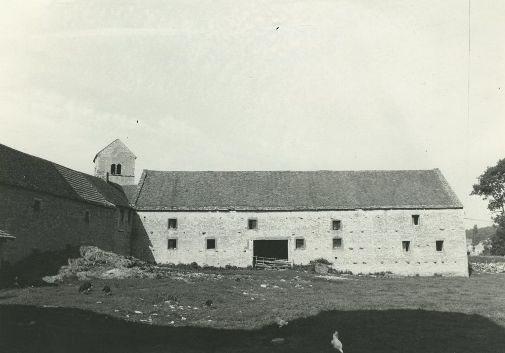 Château d'Ozenay : Grange, façade sud, vue générale