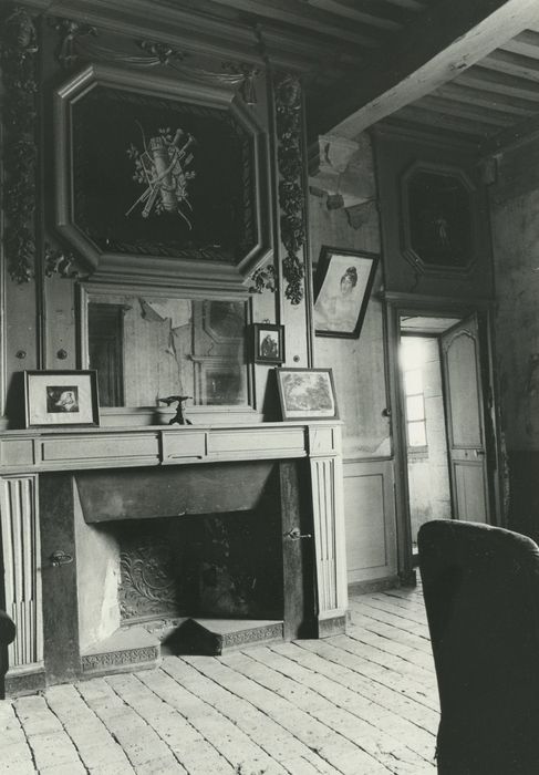 Château d'Ozenay : Aile sud, 1er étage, chambre, détail de la chambre