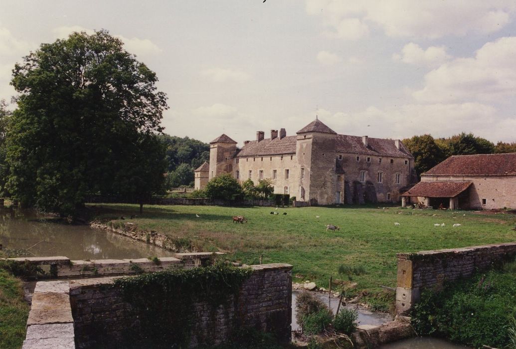 Château d'Ozenay : Vue générale du château dans son environnement depuis le Sud-Est