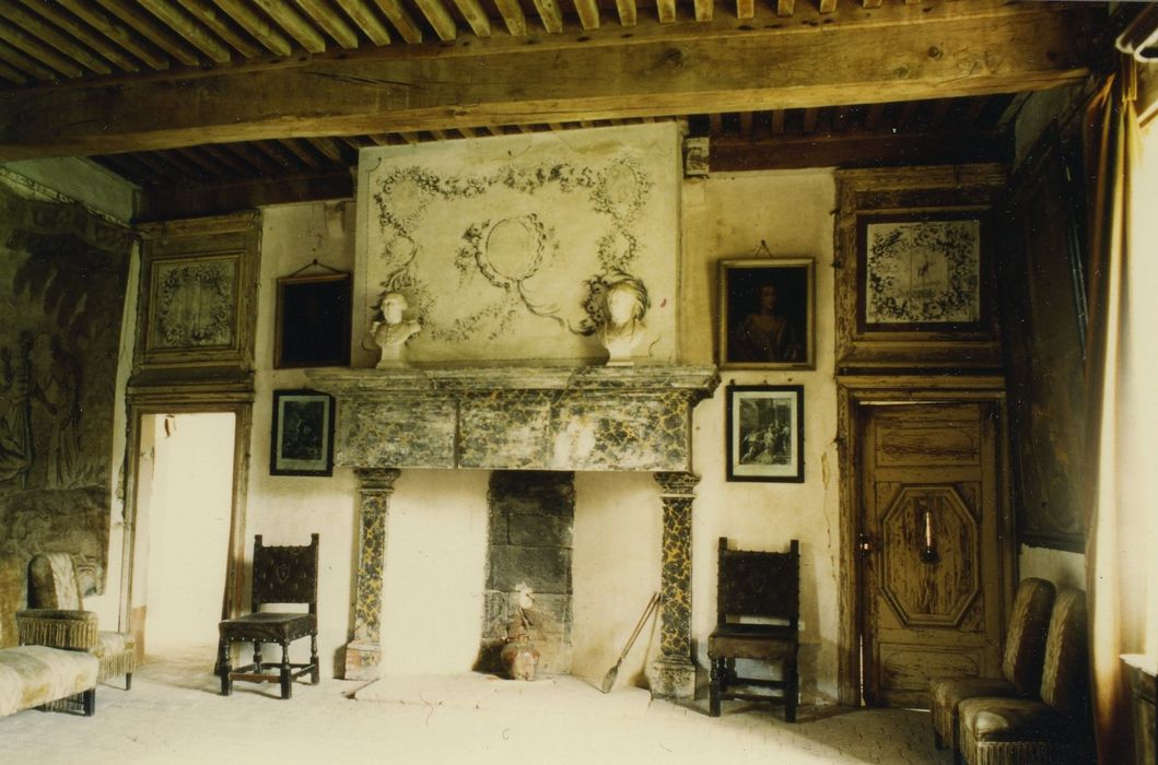 Château d'Ozenay : 1er étage, grand salon, vue partielle