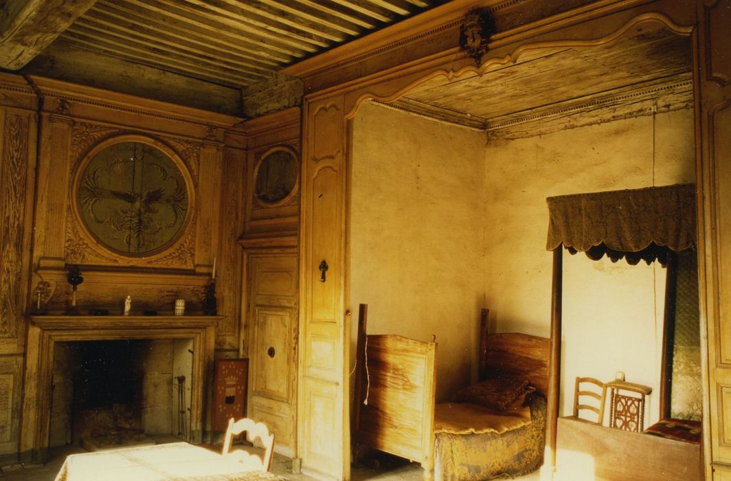 Château d'Ozenay : 1er étage, chambre, vue partielle