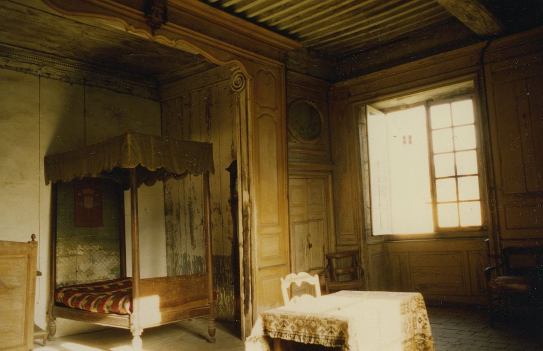 Château d'Ozenay : 1er étage, chambre, vue partielle