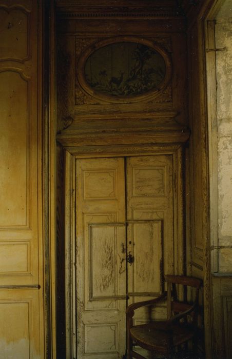 Château d'Ozenay : 1er étage, chambre, vue partielle des lambris