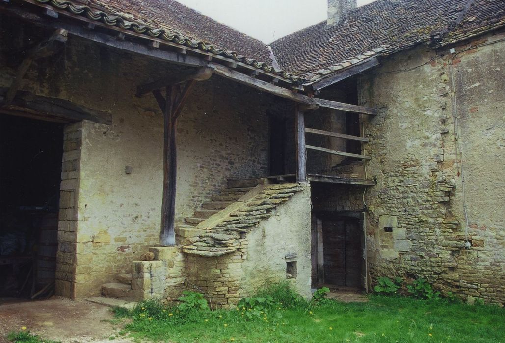 Château d'Ozenay : Bâtiment de ferme est, angle nord-ouest, vue générale