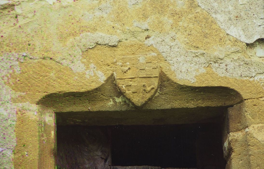 Château d'Ozenay : Pigeonnier, porte d’accès, détail du linteau