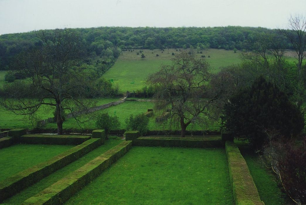 Château d'Ozenay : Jardins, sud, vue générale