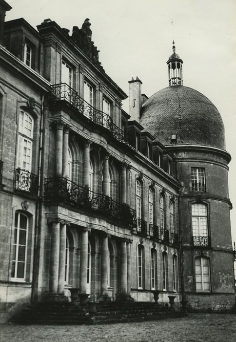 Château de Digoine : Façade nord, vue partielle