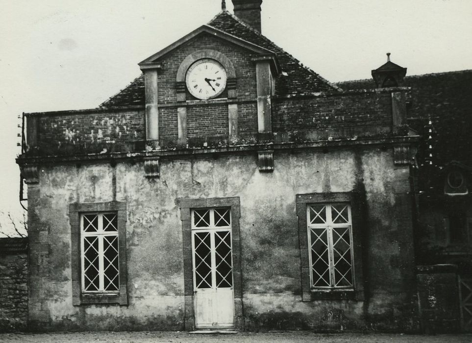 Château de Digoine : Petit théâtre, façade ouest, vue générale