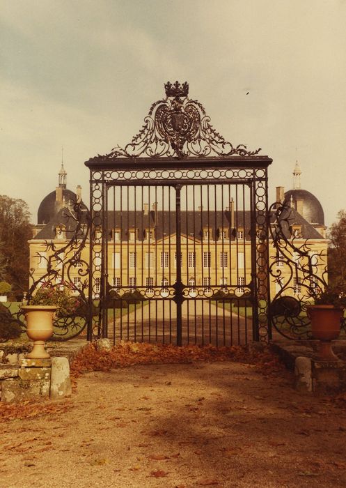 Château de Digoine : Grilles d’accès sud, vue générale