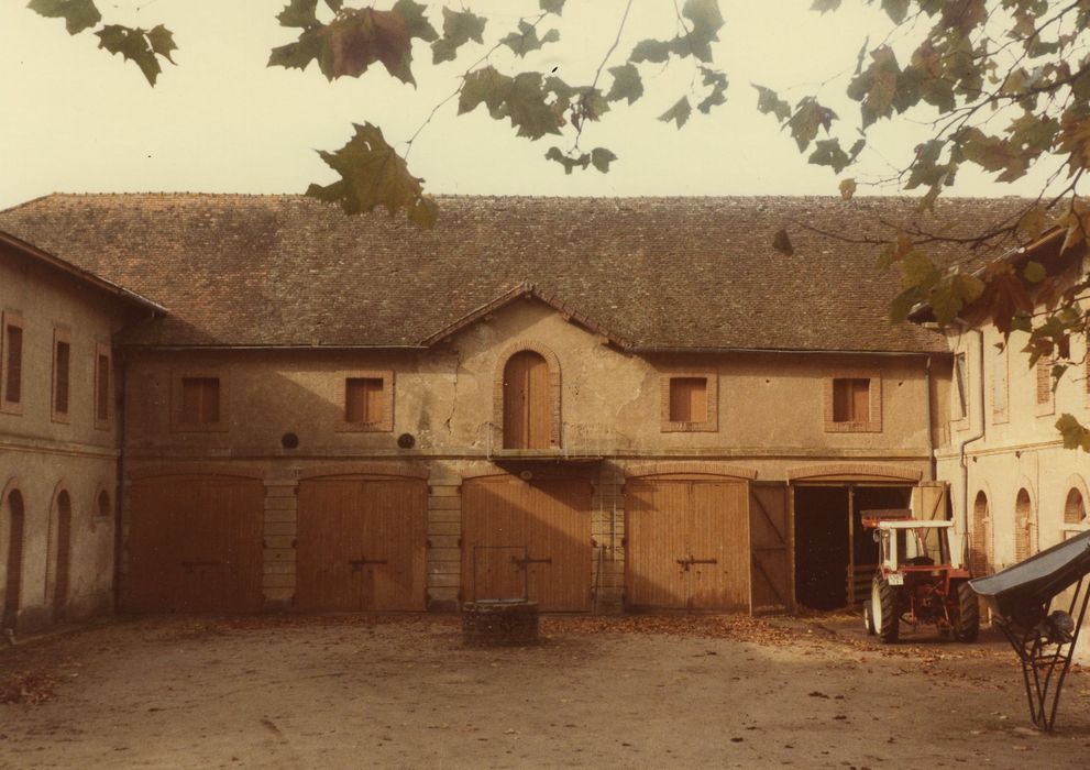 Château de Digoine : Dépendances ouest, façade est, vue générale