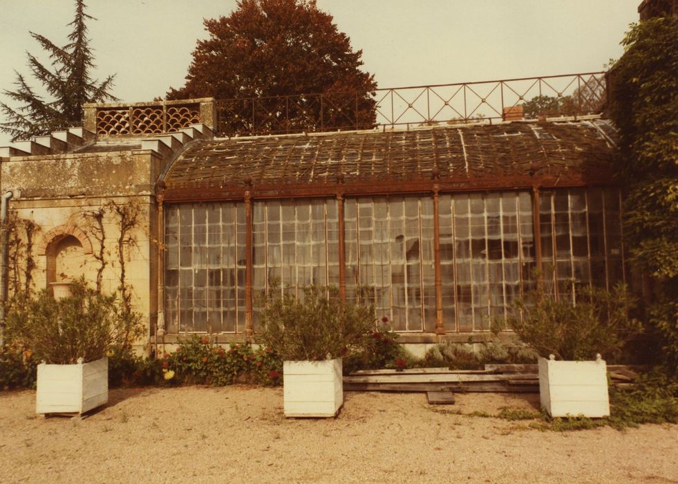 Château de Digoine : Serre, façade sud, vue partielle