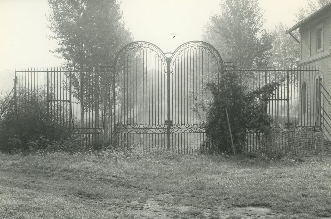 Château de Digoine : Grilles fermant l’accès au canal du centre, vue générale