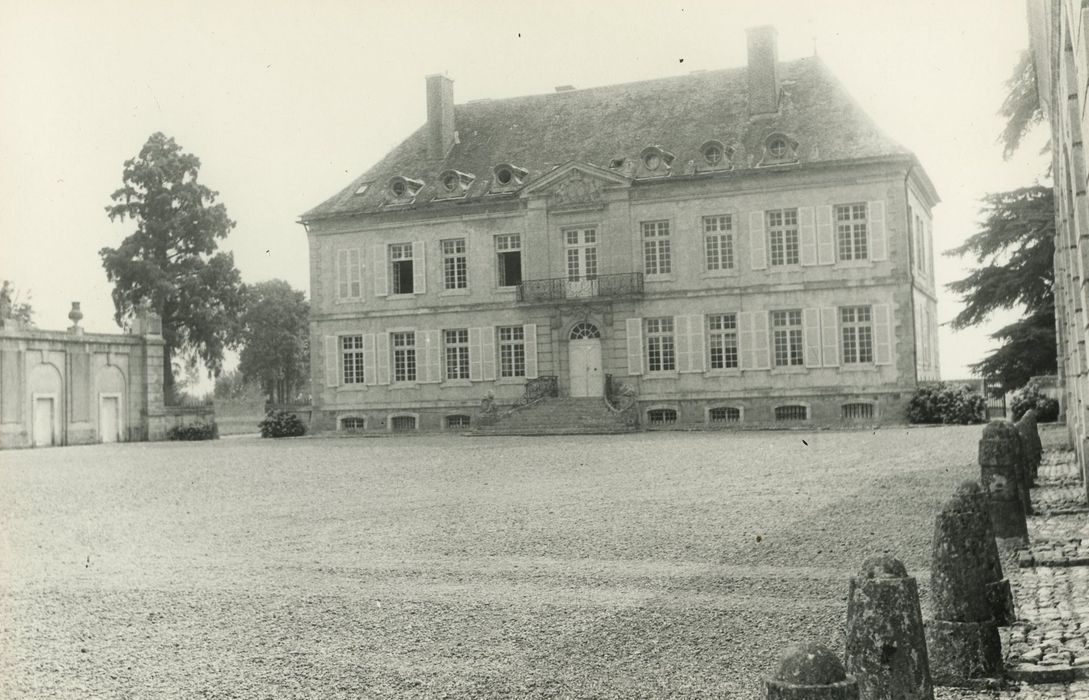 Château de Terrans : Façade nord, vue générale