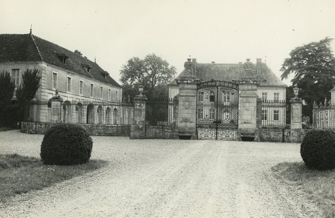 Château de Terrans : Grilles d’accès nord à la cour d’honneur