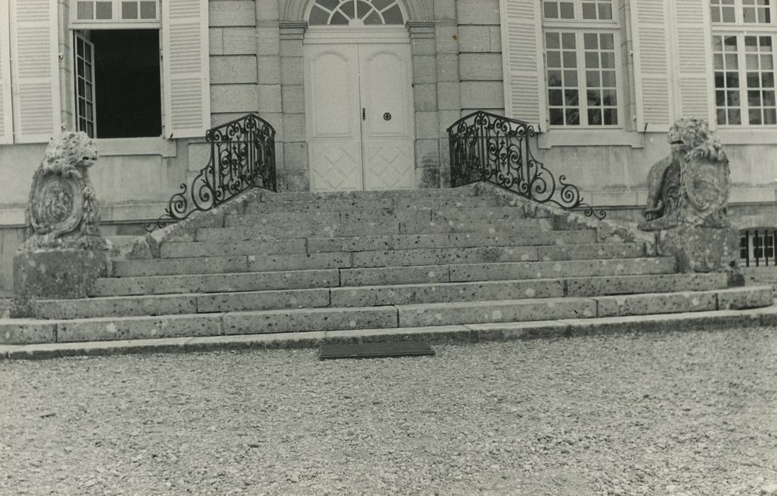 Château de Terrans : Façade nord, vue générale du perron