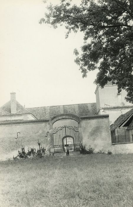 Château de Terrans : Grilles d’accès nord à la cour des communs est, vue générale