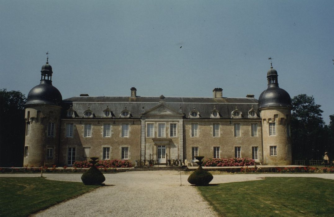 Château : Façade est, vue générale