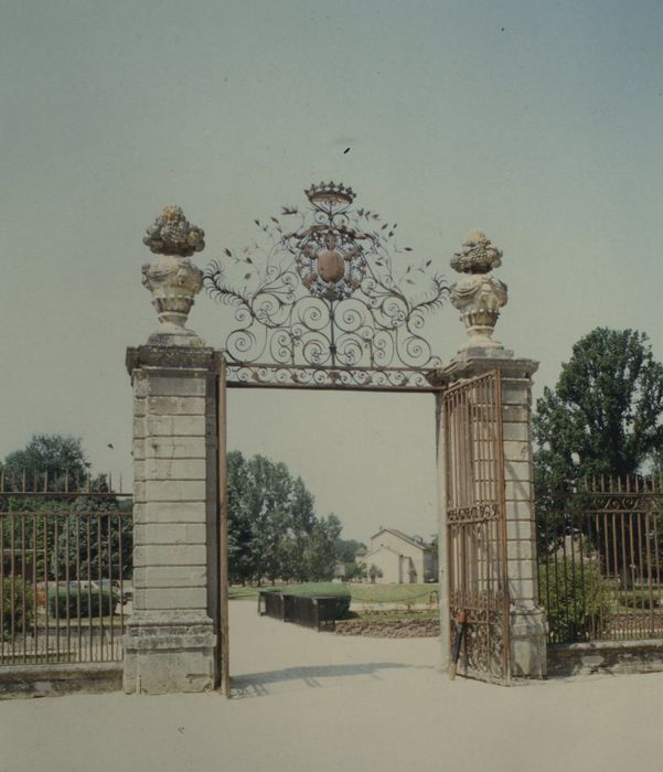 Château : Grilles d’accès ouest à la cour d’honneur, vue générale